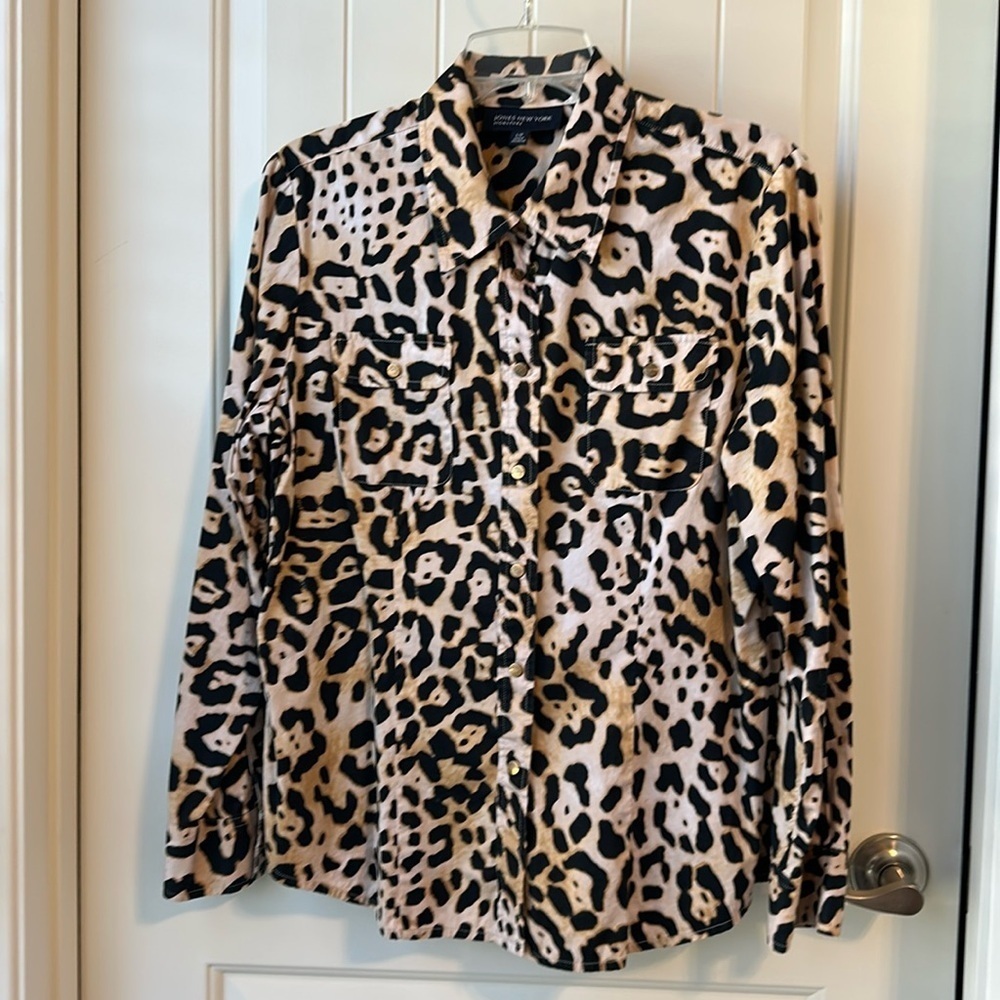 Jones New York Signature Long Sleeve Leopard Print Button-down Shirt. Size Large